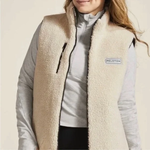 Peloton Cozy Fleece Reversible Vest Olive Green Cream Size XS - Picture 6 of 13